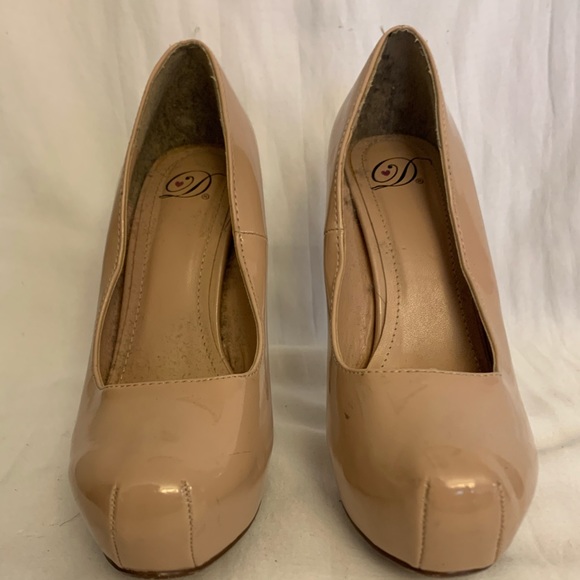 Lightly worn Tan Heels - Picture 1 of 6